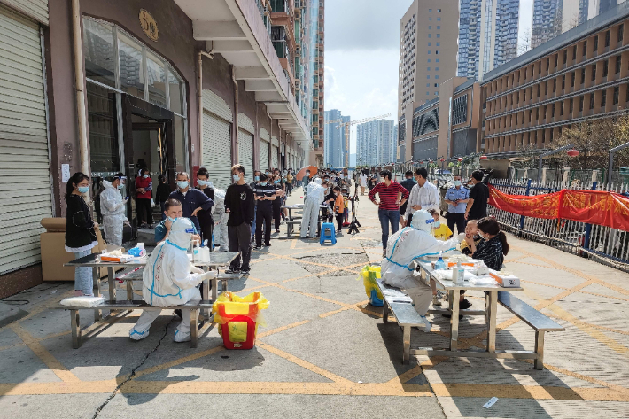 지난 3월 14일 광둥성 선전시 주민들이 길게 줄지어 코로나19 핵산 검사를 받고 있다. 연합뉴스