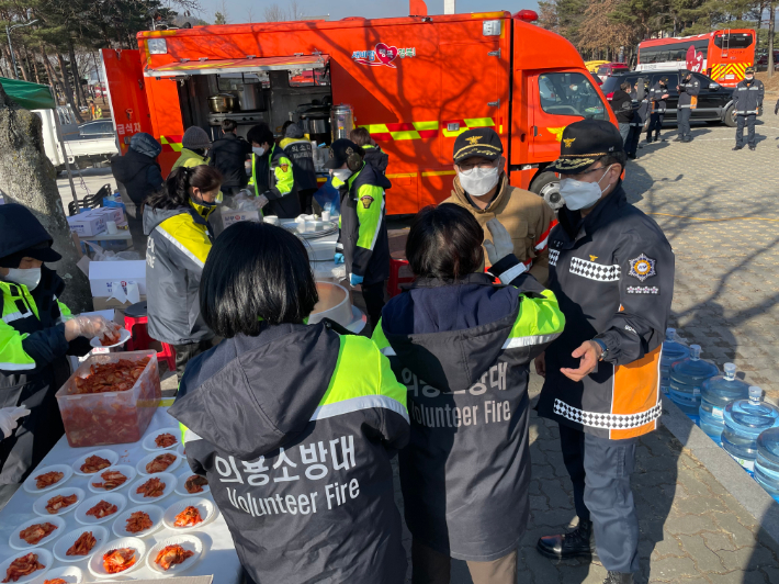 이흥교 소방청장이 지난 6일 경북 울진 자원집결지에서 의용소방대원들에게 감사를 전하며 안전한 활동을 당부하고 있다. 소방청 제공