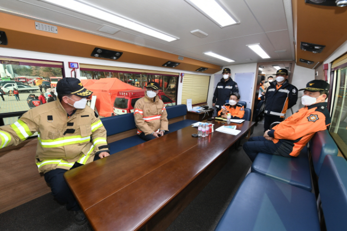 이흥교 소방청장이 지난 9일 오전 경북 울진군 한울 원자력본부 현장지휘소에서 산불 대응 상황을 보고받고 있다. 소방청 제공