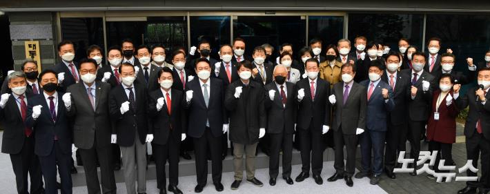 서제20대 대통령직 인수위원회 현판식이 18일 종로구 효자로 인수위원회 건물 현관입구에서 윤석열 당선자 등이 참석한 가운데 열렸다.