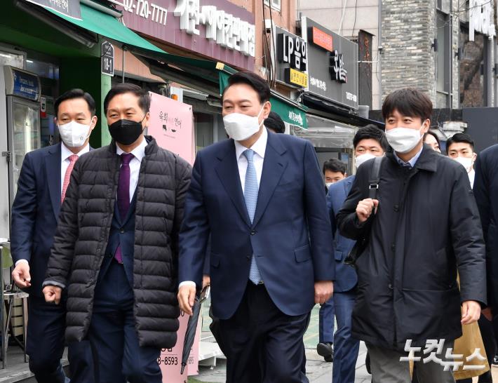 윤석열 대통령 당선자가 18일 점심을 먹기 위해 통의동의 한 음식점으로 향하고 있다.