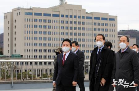 권영세 대통령직인수위원회 부위원장을 비롯한 인수위원들이 18일 오후 새 대통령 집무실 후보지인 서울 용산구 국방부 청사를 둘러보고 있다.