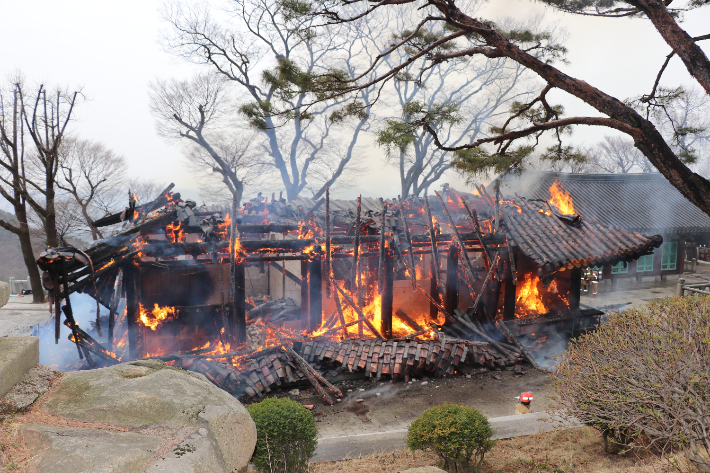 17일 오후 3시 15분쯤 화재가 발생한 경기도 안양시 소재 사찰 삼막사. 경기도소방재난본부 제공