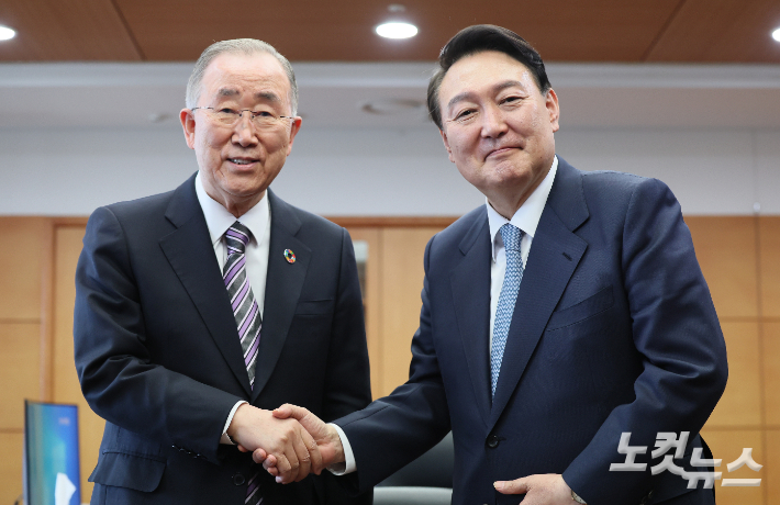 윤석열 대통령 당선인이 18일 서울 종로구 통의동 집무실에서 반기문 전 유엔사무총장을 만나 인사를 나누고 있다. 국회사진취재단