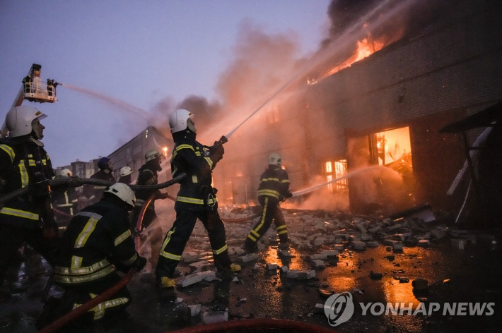 17일(현지시간) 우크라이나 키이우(키예프)의 한 창고에서 러시아군의 폭격으로 화재가 발생하자 소방대원들이 진화작업에 나서고 있다. 이날 우크라이나 당국은 평화 협상이 진행되는 와중에도 러시아군이 피란민 대피 시설로 사용되던 마리우폴의 한 극장을 파괴했다고 밝혔다. 연합뉴스