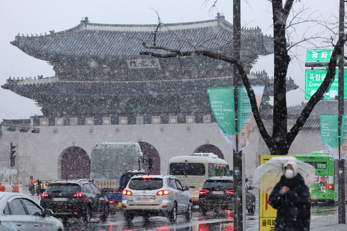 19일 오전 서울 시내에 눈이 내리고 있다. 이날 전국이 대체로 흐리고 비나 눈이 내릴 것으로 예보됐다. 연합뉴스