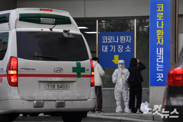 병원에서 의료진이 코로나19 환자에게 안내를 있다. 박종민 기자
