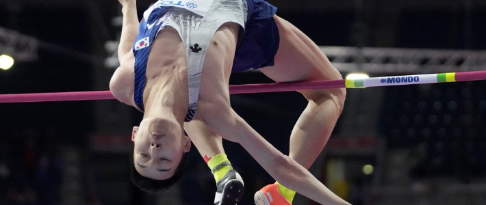 우상혁이 20일(한국시간) 세르비아 베오그라드 스타크 아레나에서 열린 2022 세계실내육상선수권대회 남자 높이뛰기 결선에서 바를 넘고 있다. 연합뉴스