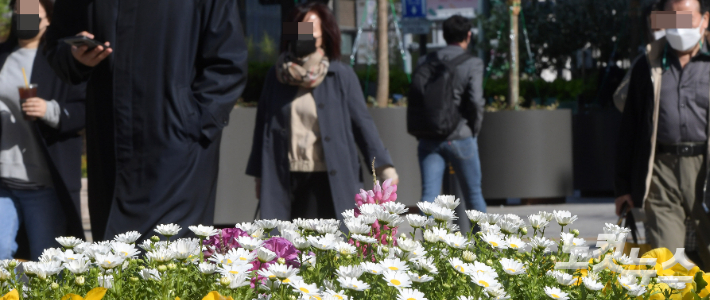 꽃샘추위가 찾아온 14일 오전 서울 광화문광장 인근에서 출근길 시민들이 발걸음을 재촉하고 있다. 이한형 기자