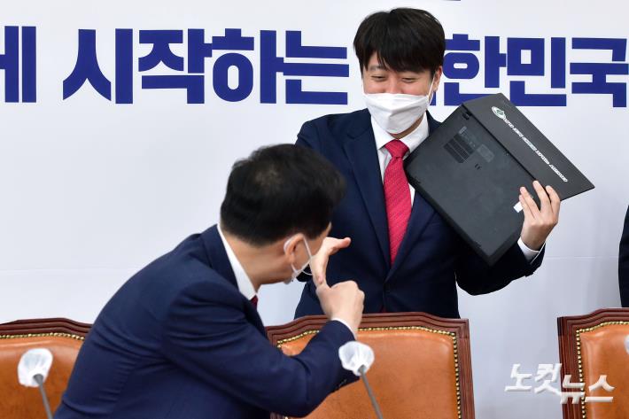 인사하는 이준석 대표-김기현 원내대표