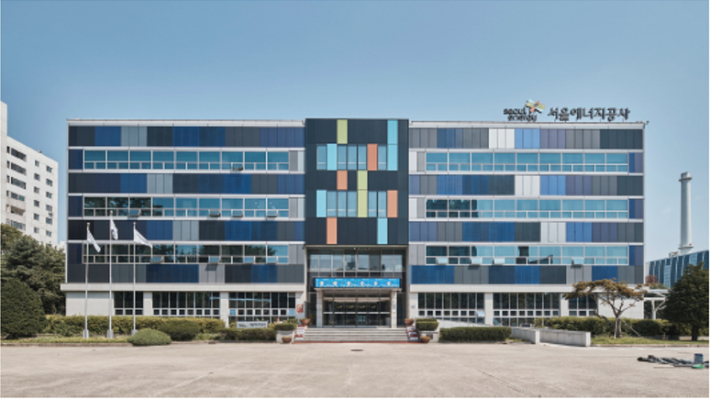 서울에너지공사 관리동의 물일체형(BIPV) 태양광 모듈. 서울시 제공