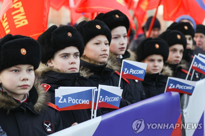 18일(현지시간) 러시아 카잔에서 열린 크림반도 합병 8주년 기념 콘서트에 참석한 수보로프 학교 학생들. 연합뉴스