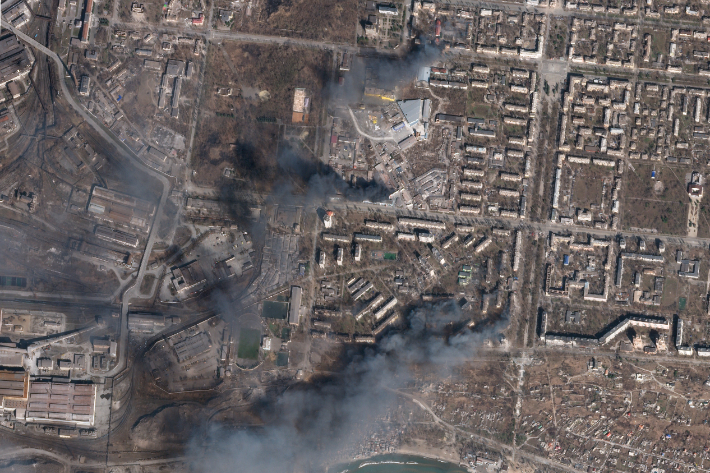 우크라이나 동남부 항구도시 마리우폴 시가지 곳곳에서 러시아군의 무차별 포격으로 화재가 발생해 연기가 치솟고 있는 모습을 촬영한 위성사진. 연합뉴스