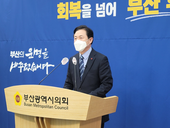 지난해 부산시장 보궐선거 당시 더불어민주당 후보로 나섰던 김영춘 전 해양수산부 장관. 박중석 기자