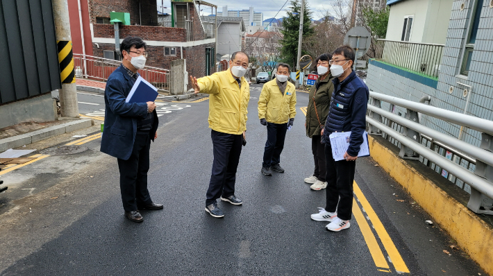 박명종 마산합포구청장이 지난 18일 월영동 주민불편 현장 5곳을 차례로 방문해 해결방안을 집중 논의했다. 마산합포구청 제공