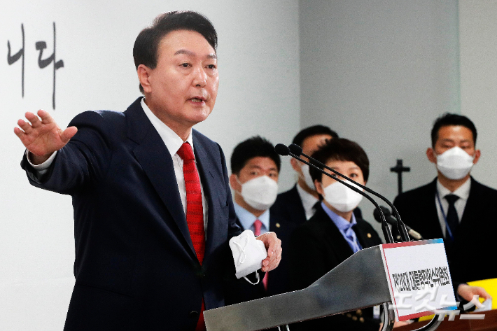 윤석열 대통령 당선인이 지난 20일 서울 종로구 삼청동 한국금융연수원 대통령직인수위원회에서 청와대 대통령 집무실의 용산 국방부 청사 이전 기자회견을 하고 있다. 국회사진취재단