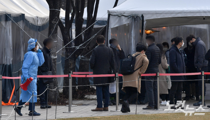 경남의 코로나19 확진자가 21일 오후 현재 1만 8642명으로, 전날 같은 시간(9418명)보다 약 두 배인 9224명이나 증가했다. 박종민 기자