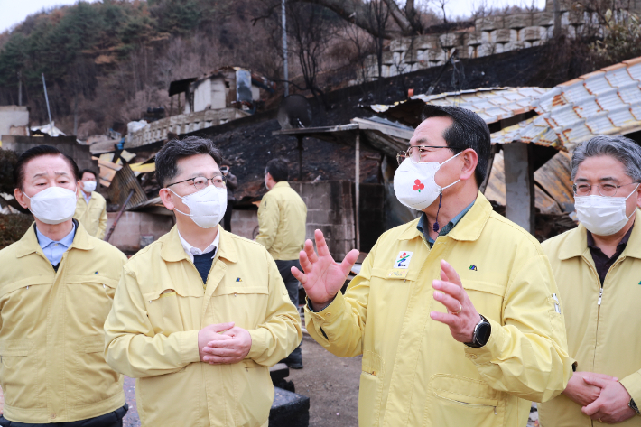 전찬걸(우측) 울진군수가 김현수 농림축산식품부 장관에게 산불 피해지역에 대한 설명을 하고 있다. 울진군 제공
