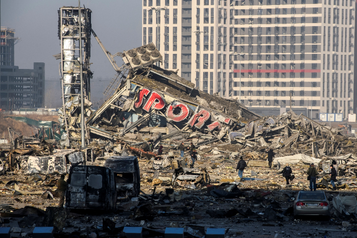 러시아군 포격으로 붕괴된 키이우 쇼핑센터. 연합뉴스