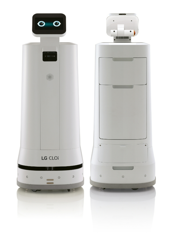 LG 클로이 서브봇(LG CLOi ServeBot)은 와인을 세운 상태로도 보관할 수 있는 대용량 서랍을 탑재한 2단 서랍형으로 최대 17kg까지 수납할 수 있다. LG전자 제공.
