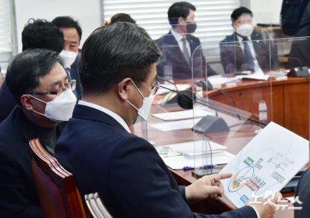 청와대 집무실 용산 이전 관련 자료 바라보는 윤호중-김성환