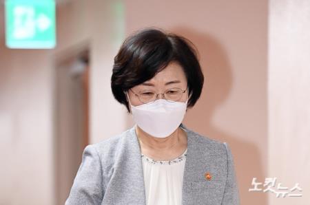 국무회의 참석하는 정영애 여성가족부 장관