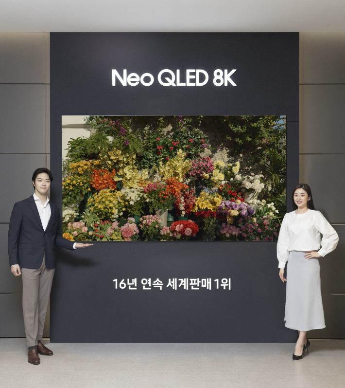 삼성전자 모델이 삼성 디지털프라자 대치본점에서 2022년형 Neo QLED 8K를 소개하는 모습. 삼성전자 제공