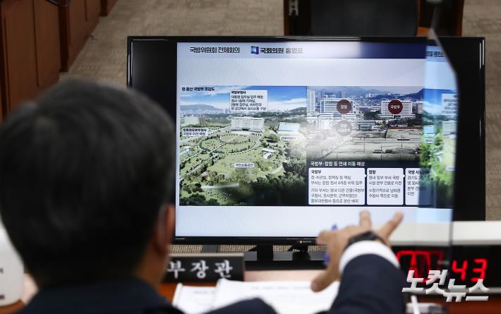 서욱 국방부 장관이 22일 국회에서 열린 국방위원회 전체회의에서 더불어민주당 홍영표 의원의 자료를 보고 있다.