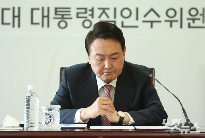 윤석열 대통령 당선인이 22일 오전 서울 종로구 통의동 대통령직 인수위원회 사무실에서 열린 인수위 간사단 회의에서 자료를 살펴보고 있다. 국회사진취재단