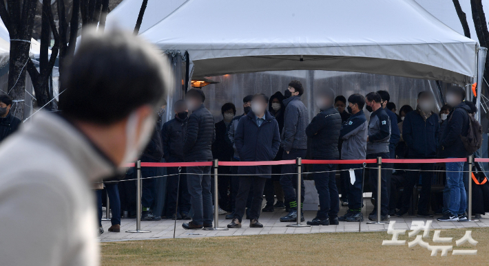 임시선별검사소를 찾은 시민들이 검사를 받기 위해 줄을 서 있다. 박종민 기자