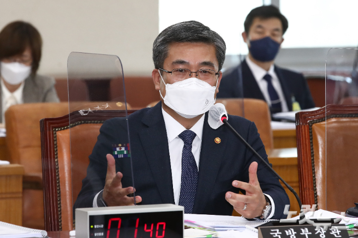 서욱 국방부 장관이 22일 국회에서 열린 국방위원회 전체회의에서 의원들의 질문에 답변하고 있다. 윤창원 기자