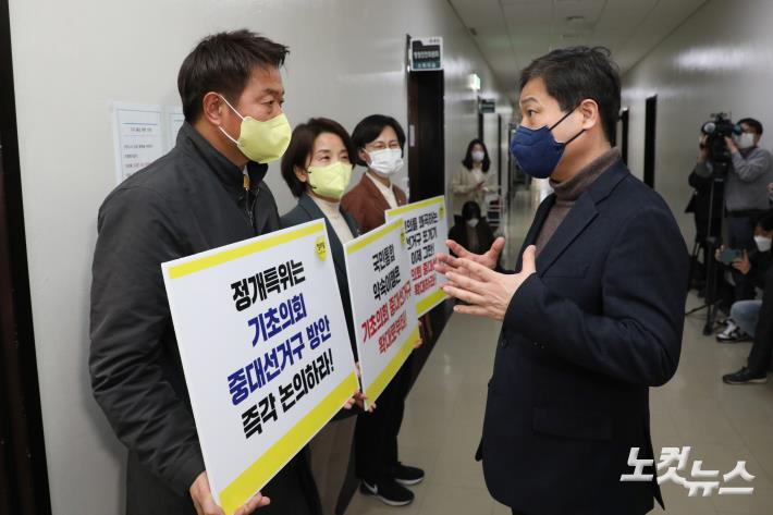 정치개혁 심사소위 피켓든 여영국 대표와 대화하는 김영배 민주당 간사