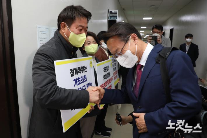 악수하는 여영국 대표-조해진 정개특위 소위원장