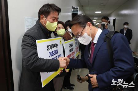 악수하는 여영국 대표-조해진 정개특위 소위원장