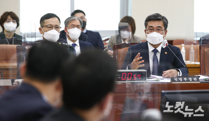 서욱 국방부 장관이 22일 국회에서 열린 국방위원회 전체회의에서 의원들의 질문에 답변하고 있다. 윤창원 기자