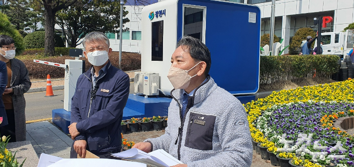 창원아티움씨티 관계자들이 22일 창원시청 앞에서 기자회견을 하고 있다. 이상현 기자