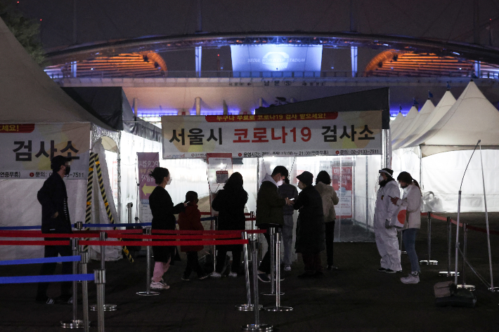 22일 오후 서울 마포구 월드컵공원 평화광장 임시선별검사소. 연합뉴스