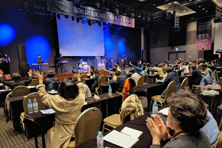 21일부터 이틀동안 경기도 화성시 라비돌 리조트에서 열린 여성목회자 영적성장대회.  참가자들이 뜨겁게 기도하고 있다.