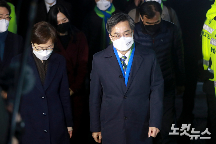 김동연 새로운물결 대표가 10일 새벽 이재명 대선후보를 만나기 위해 서울 여의도 당사로 들어서고 있다. 윤창원 기자