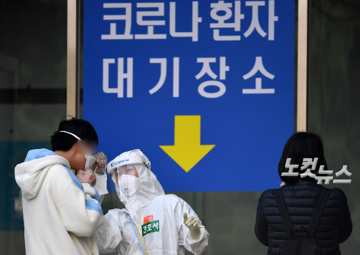 서울 은평구 서북병원에서 의료진이 코로나19 환자에게 마스크를 교체 착용시키고 있다. 박종민 기자