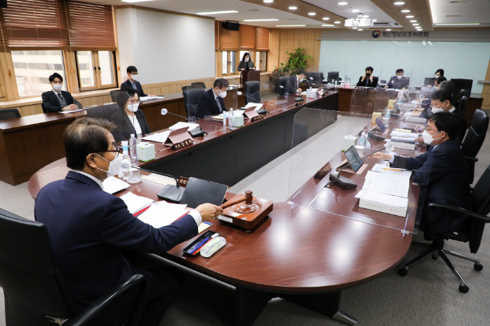 윤종인 개인정보보호위원회 위원장이 23일 오전 정부서울청사에서 개최된 제5회 개인정보보호위원회 전체 회의에서 의사봉을 두드리고 있다. 연합뉴스