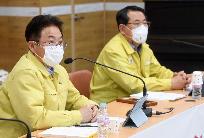 이철우 경북도지사가 울진에서 현장 간부회의를 열고 있다. 경북도 제공