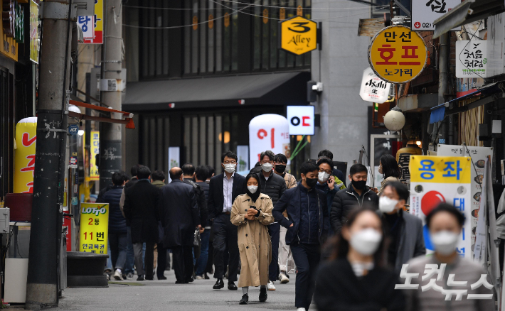 소폭 완화된 사회적 거리두기 조정안이 발표된 지난 18일 서울 중구 다동에서 직장인들이 점심 식사를 위해 발걸음을 옮기고 있다. 박종민 기자