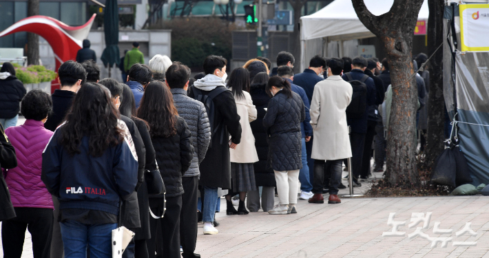 서울광장에 마련된 임시선별검사소를 찾은 시민들이 검사를 받기 위해 줄을 서 있다. 박종민 기자