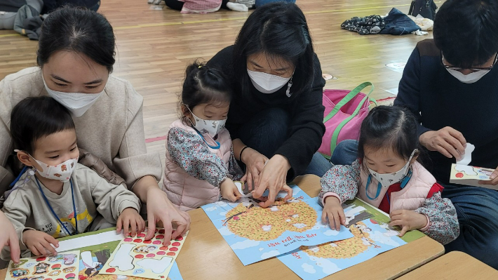 저출산위기극복을 위한 한 방안으로 대안학교의 교육과정을 유치원 이전 어린아이들의 돌봄부터 중고등학교까지 개설할 계획이다. 