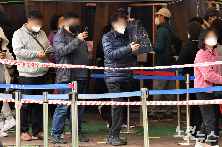 코로나19 선별진료소를 찾은 시민들이 검사를 받기 위해 줄을 서고 있다. 박종민 기자