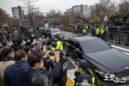 국립현충원 향하는 박근혜 전 대통령 차량