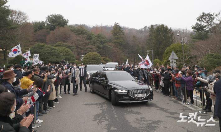 24일 서울삼성병원에서 퇴원한 박근혜 전 대통령이 서울 동작구 국립서울현충원에 안장된 고 박정희, 육영수 대통령 부부 묘역을 찾아 참배를 했다. 지지자들이 대구 달성 사저로 향하는 박 전 대통령에게 인사를 하고있다.