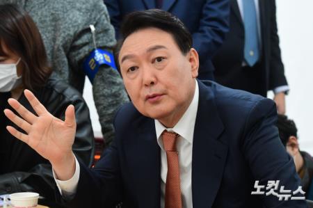 취재진의 질문에 답변하는 윤석열 대통령 당선인