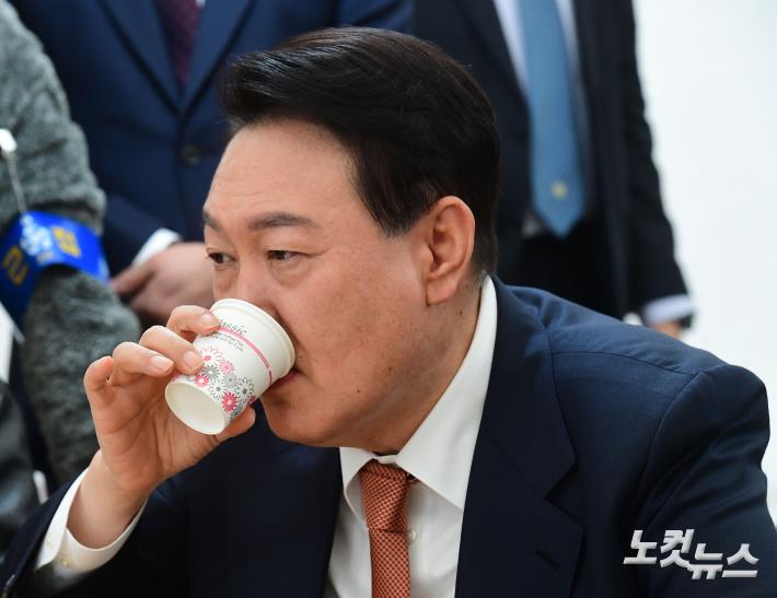 취재진의 질문받는 윤석열 당선인